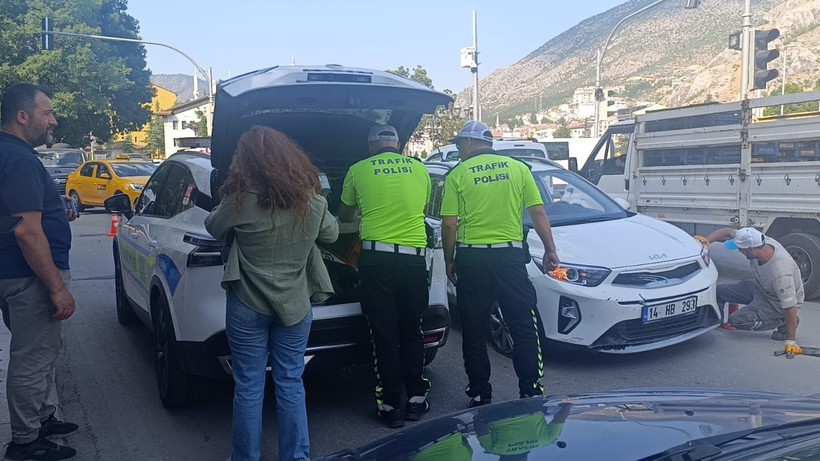 Amasya'da 3 kadının saniyelerle kurtulduğu kaza kamerada - Resim: 5