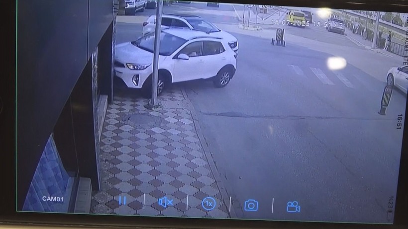 Amasya'da 3 kadının saniyelerle kurtulduğu kaza kamerada - Resim: 1