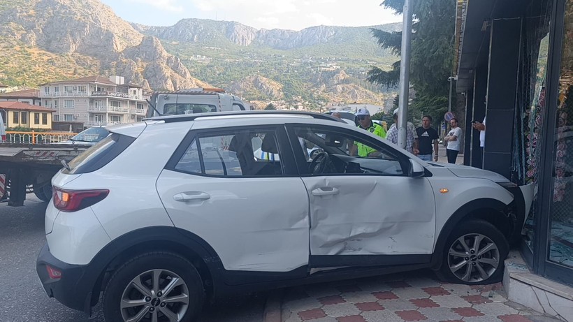 Amasya'da 3 kadının saniyelerle kurtulduğu kaza kamerada - Resim: 4