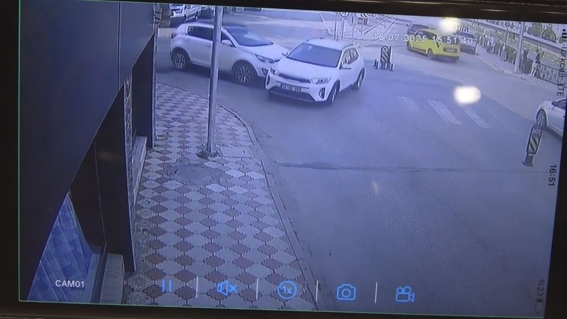 Amasya'da 3 kadının saniyelerle kurtulduğu kaza kamerada - Resim: 3