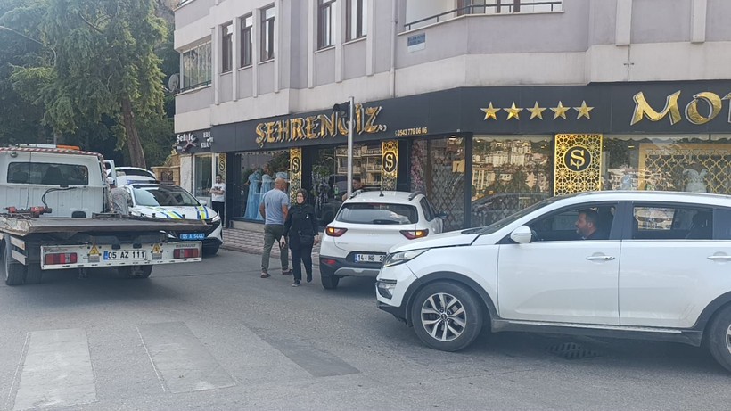 Amasya'da 3 kadının saniyelerle kurtulduğu kaza kamerada - Resim: 2