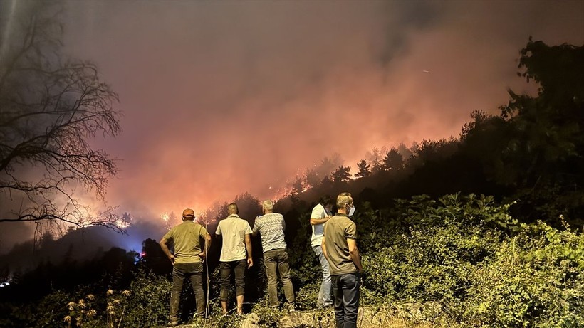 Sakarya'da çıkan orman yangını nedeniyle iki mahalle tahliye edildi - Resim: 2