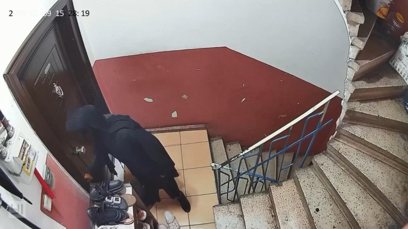 Kapıyı açmaya çalışan hırsız ses duyunca kaçtı! O anlar kamerada - Resim: 4