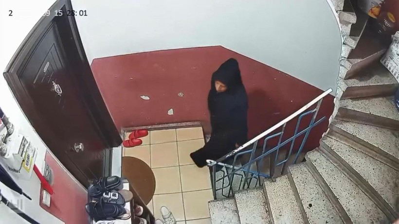 Kapıyı açmaya çalışan hırsız ses duyunca kaçtı! O anlar kamerada - Resim: 1