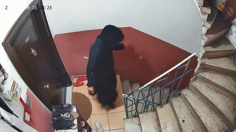 Kapıyı açmaya çalışan hırsız ses duyunca kaçtı! O anlar kamerada - Resim: 5