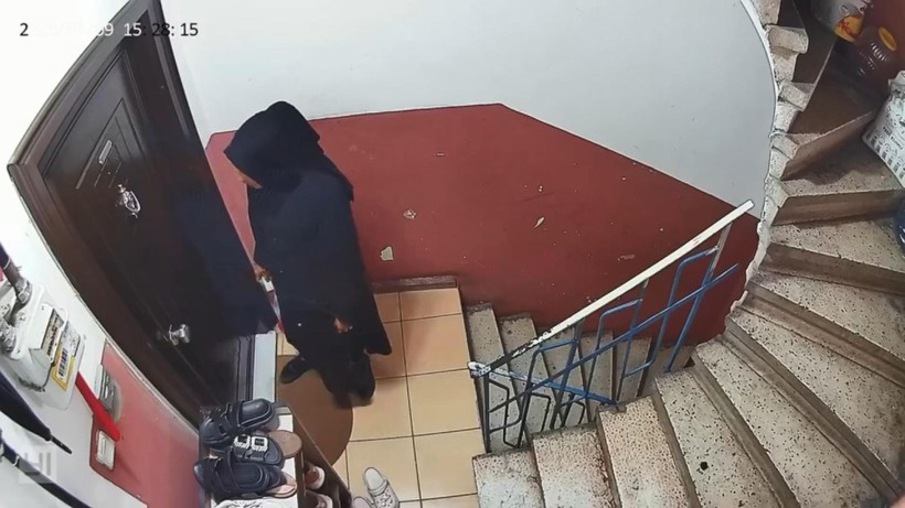 Kapıyı açmaya çalışan hırsız ses duyunca kaçtı! O anlar kamerada - Resim: 3