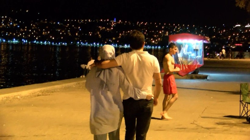 İstanbul'da sıcaktan bunalanlar gece denize girdi - Resim: 3