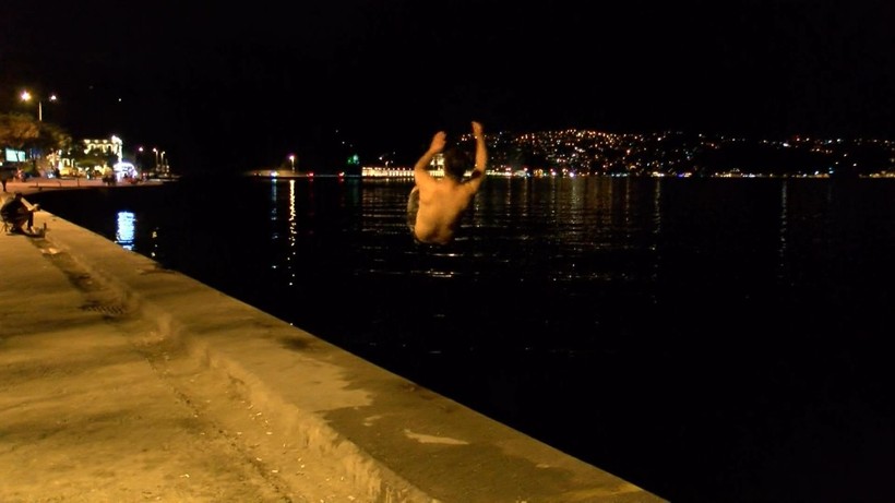 İstanbul'da sıcaktan bunalanlar gece denize girdi - Resim: 6