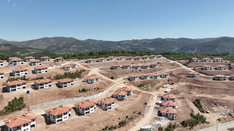 Deprem bölgesinin iki katlı köy evleri tamamlandı: Bulanık köyünde yaşamın başlamasına az kaldı - Resim : 2