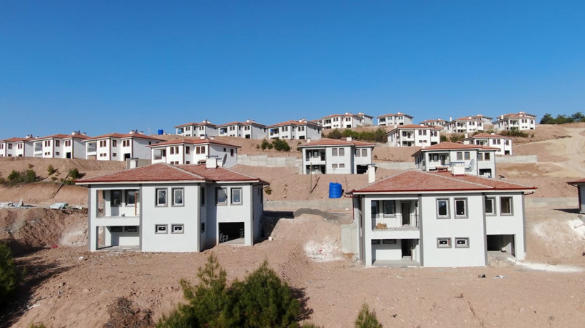 Deprem bölgesinin iki katlı köy evleri tamamlandı: Bulanık köyünde yaşamın başlamasına az kaldı - Resim : 1
