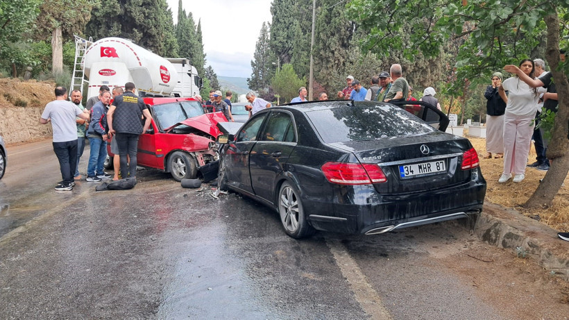 Mercedes ile Tofaş otomobil çarpıştı: 1 ölü, 4 yaralı - Resim : 1