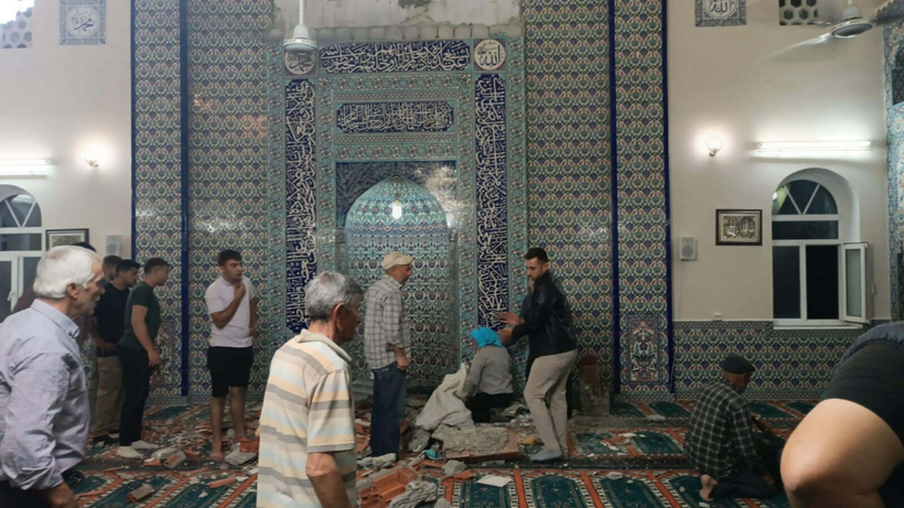 Camide duvardan kopan sıva ve tuğla parçaları üzerlerine düştü: 1 ölü, 1 yaralı - Resim : 1