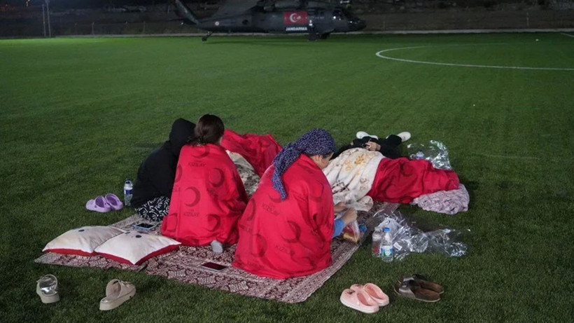 Deprem'in ardından vatandaşlar parklarda sabahladılar - Resim: 2