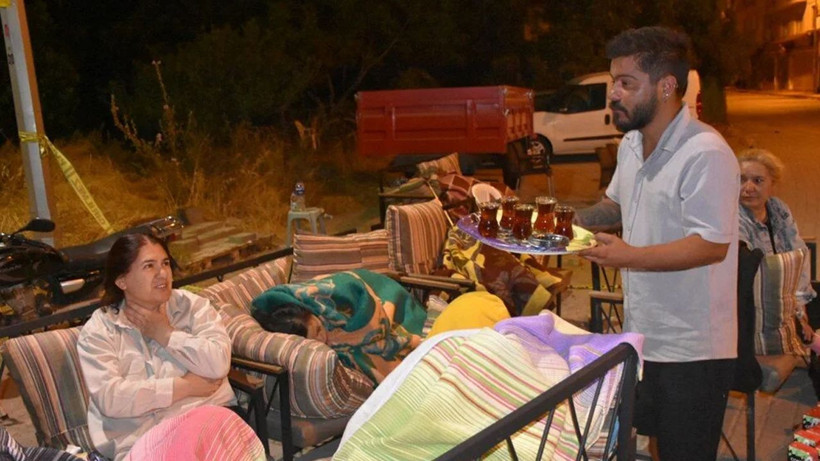 Deprem'in ardından vatandaşlar parklarda sabahladılar - Resim: 3