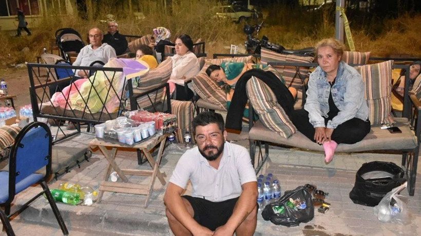 Deprem'in ardından vatandaşlar parklarda sabahladılar - Resim: 6
