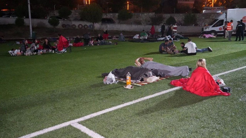 Deprem'in ardından vatandaşlar parklarda sabahladılar - Resim: 7