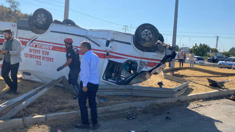 Ambulansla otomobilin çarpıştığı ölümlü kaza kamerada - Resim: 2
