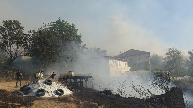 Kastamonu'da yangın devam ediyor! Kara yolu trafiğe kapatıldı, 9 köy tahliye edildi - Resim: 1