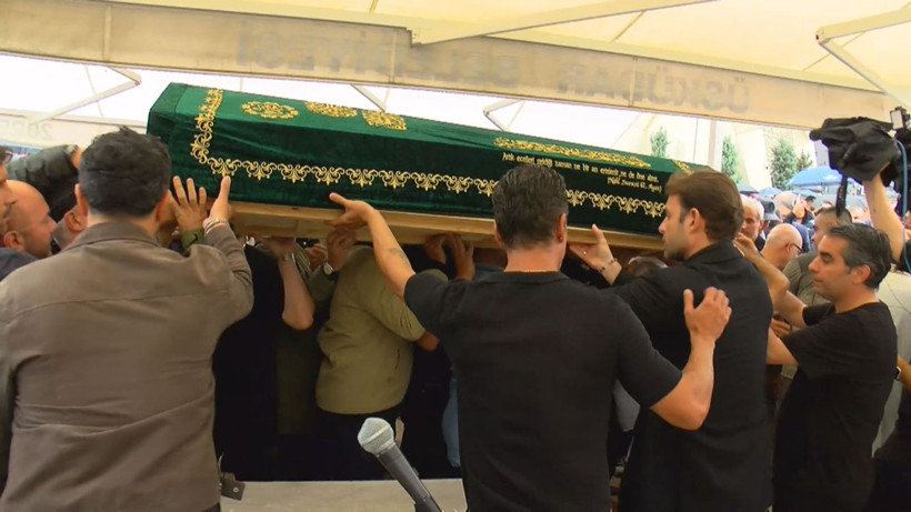 İş insanı Halit Yukay son yolculuğuna uğurlandı! Kıvanç Tatlıtuğ gözyaşlarına boğuldu - Resim: 3