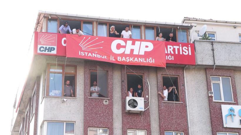 CHP'nin Bahçelievler'deki binasına 'İstanbul İl Başkanlığı' yazılı pankart asıldı - Resim: 2