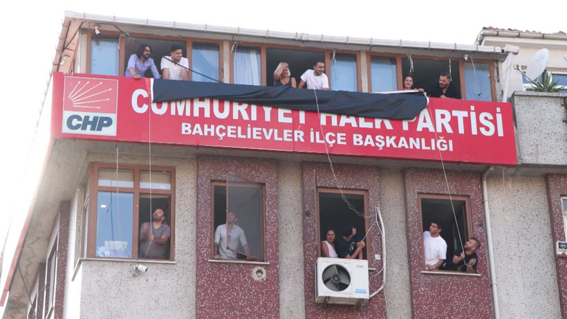 CHP'nin Bahçelievler'deki binasına 'İstanbul İl Başkanlığı' yazılı pankart asıldı - Resim: 1