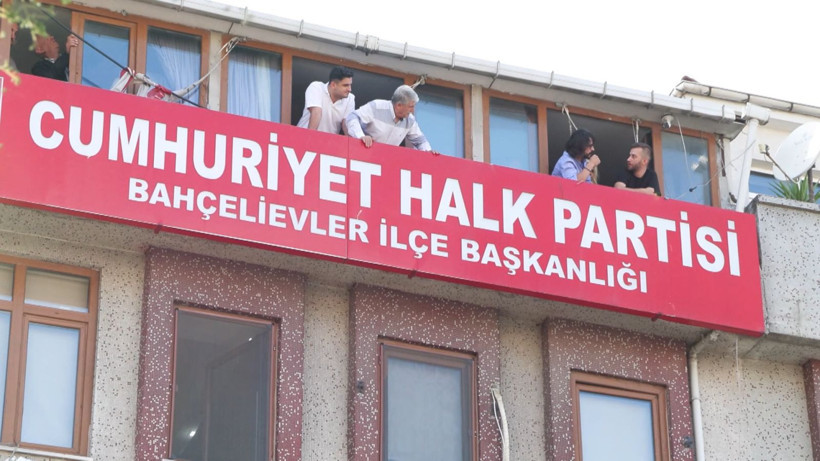 CHP'nin Bahçelievler'deki binasına 'İstanbul İl Başkanlığı' yazılı pankart asıldı - Resim: 3