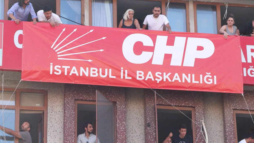 CHP'nin Bahçelievler'deki binasına 'İstanbul İl Başkanlığı' yazılı pankart asıldı - Resim: 4