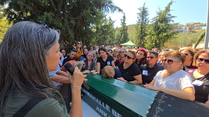 Kayınpederi ve eşi tarafından öldürülen Başak'ın cenazesini kadınlar taşıdı - Resim: 7