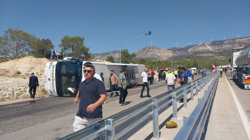 Mersin'de feci kaza! Tır yolcu otobüsüne çarptı: Ölü ve yaralılar var - Resim : 1