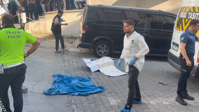 Esenyurt'ta servis minibüsünün çarptığı anne yaralandı, bebeği hayatını kaybetti - Resim: 1