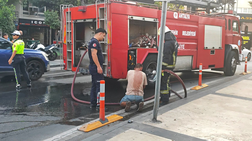 Antalya'da üzerine benzin döküp kendini yakmak isteyen genç intihar girişimini yarıda kesti - Resim: 1