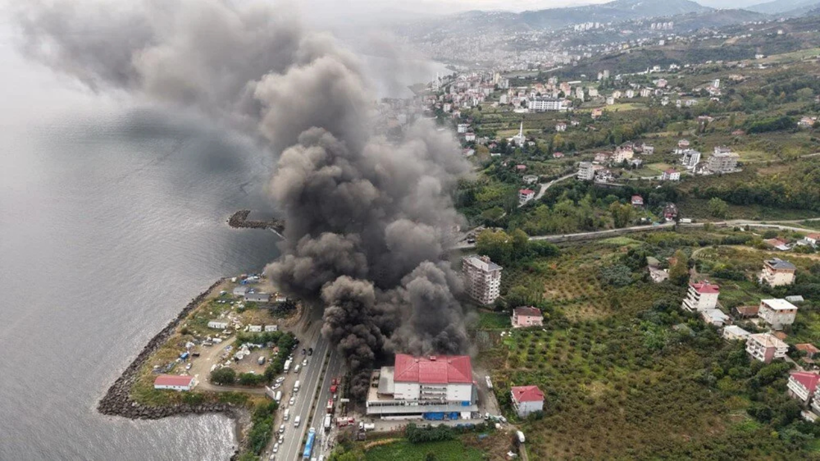 Trabzon'da AVM'de yangın: Gökyüzünü siyah duman kapladı - Resim: 3