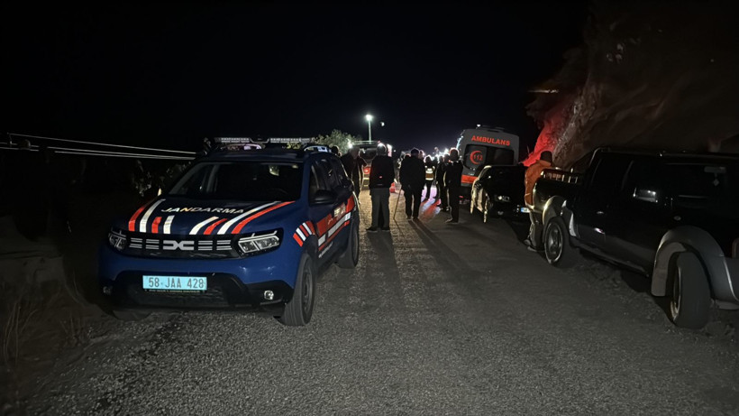 Sivas'ta feci kaza: Otomobil uçuruma yuvarlandı, 4 kişi hayatını kaybetti - Resim: 1