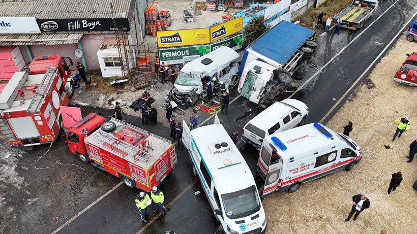 Tekirdağ'da işçi servisiyle kamyonun çarpıştığı kazada 3 kişi öldü, 9 kişi yaralandı - Resim: 1
