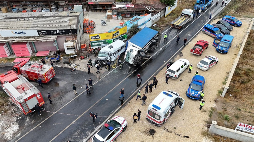 Tekirdağ'da işçi servisiyle kamyonun çarpıştığı kazada 3 kişi öldü, 9 kişi yaralandı - Resim: 3