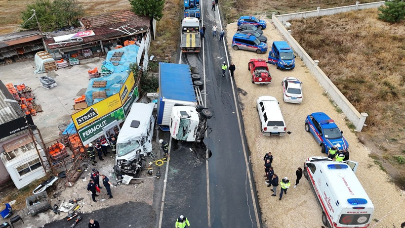 Tekirdağ'da işçi servisiyle kamyonun çarpıştığı kazada 3 kişi öldü, 9 kişi yaralandı - Resim: 4