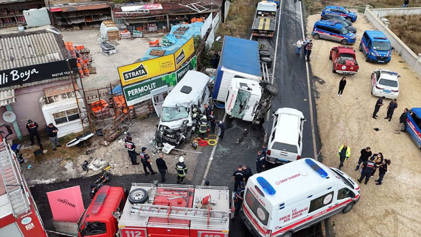 Tekirdağ'da işçi servisiyle kamyonun çarpıştığı kazada 3 kişi öldü, 9 kişi yaralandı - Resim: 5