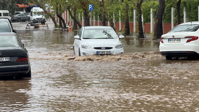 Muğla’da sağanak ve fırtına hayatı felç etti: Ölüdeniz’in turkuaz suları kahverengiye döndü - Resim: 2