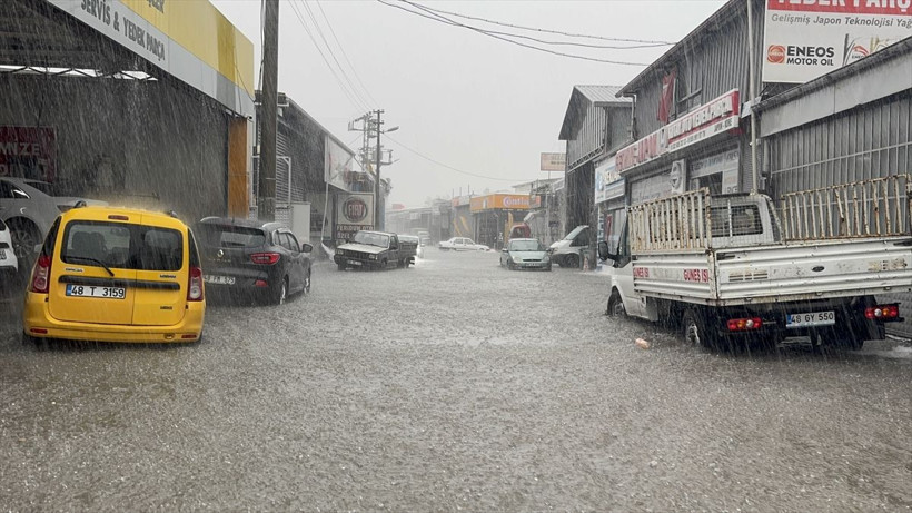 Muğla’da sağanak ve fırtına hayatı felç etti: Ölüdeniz’in turkuaz suları kahverengiye döndü - Resim: 8