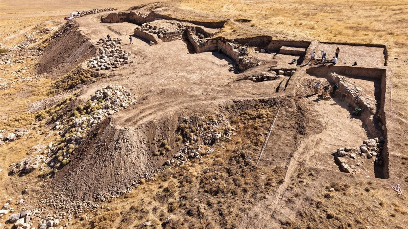 Van’da tarih Konuşuyor: Antik kentte kitabeler ve drenaj kanalları ortaya çıktı - Resim: 7