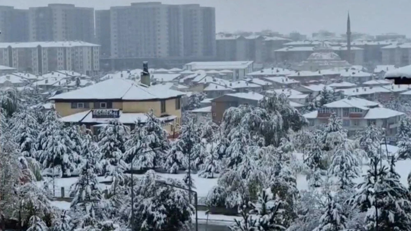 Kış erken geldi: Yağmur kar yağışına döndü, yeni haftaya bembeyaz başladılar - Resim: 6