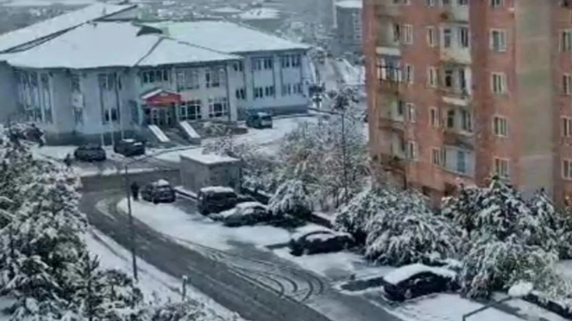 Kış erken geldi: Yağmur kar yağışına döndü, yeni haftaya bembeyaz başladılar - Resim: 3