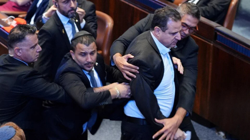 İsrail meclisinde Trump'a soykırım protestosu: Konuşurken "Filistin'i tanıyın" pankartı açtılar - Resim : 1