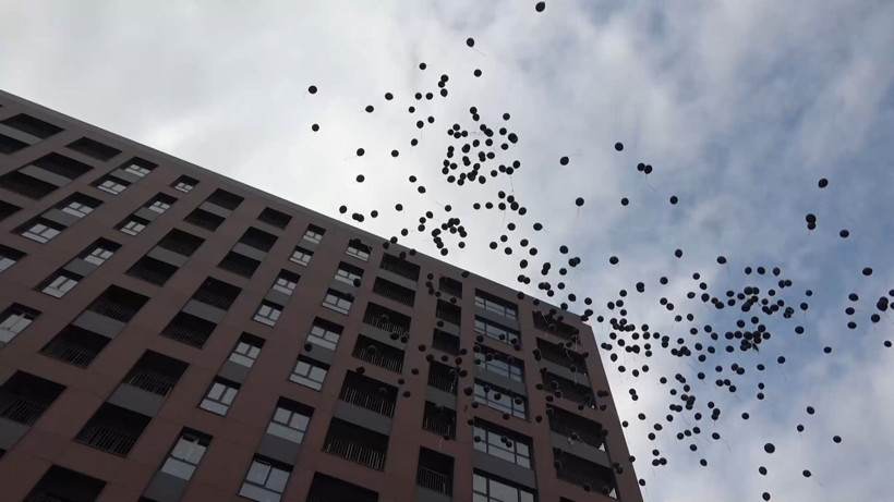 Binlerce mağdur gökyüzüne siyah balon bıraktı - Resim: 4