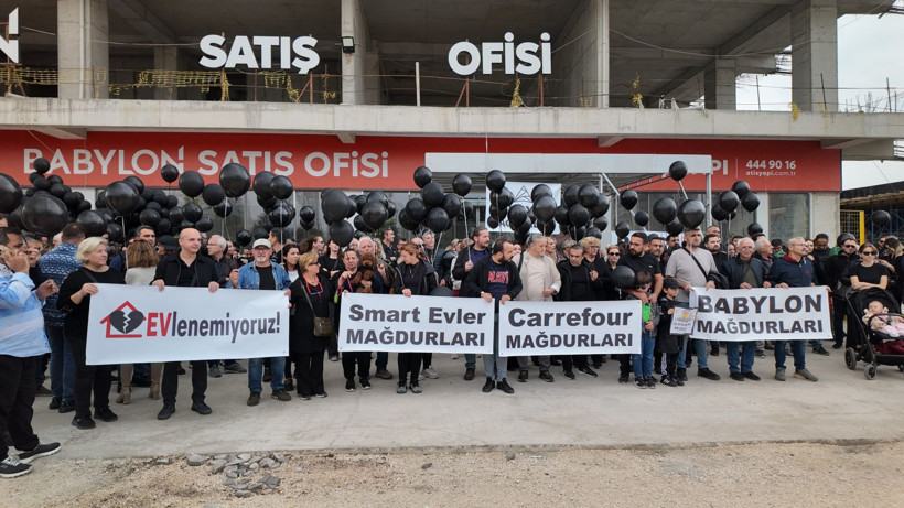 Binlerce mağdur gökyüzüne siyah balon bıraktı - Resim: 1