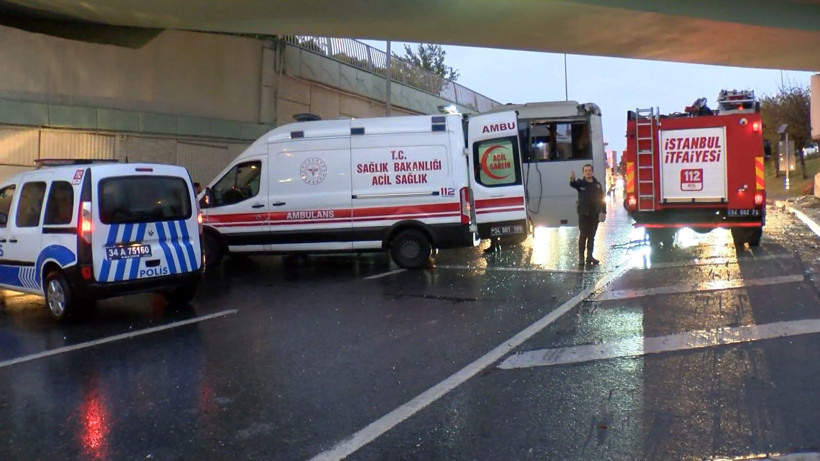 Bakırköy’de çevik kuvvet otobüsü üst geçide çarptı - Resim: 5