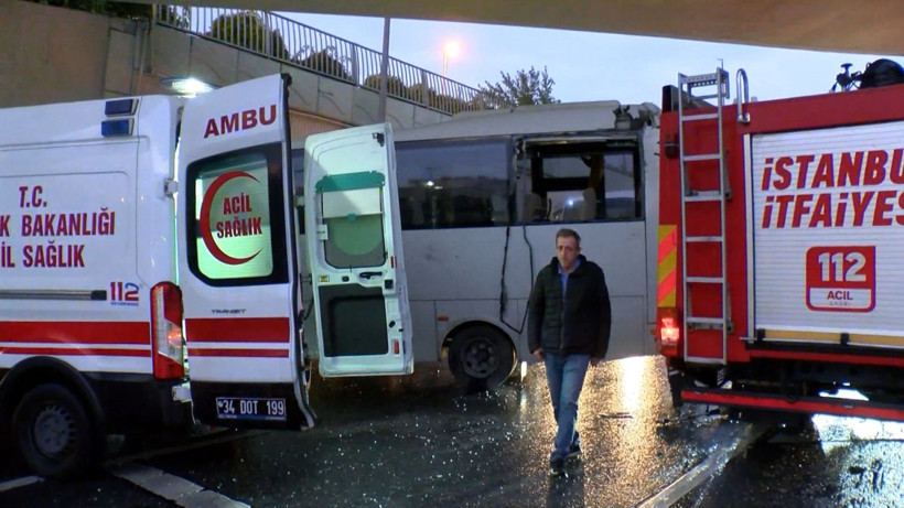Bakırköy’de çevik kuvvet otobüsü üst geçide çarptı - Resim: 6