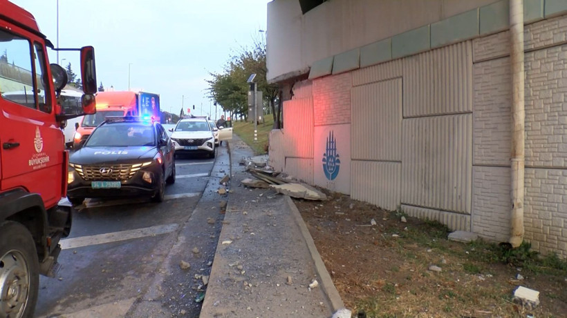 Bakırköy’de çevik kuvvet otobüsü üst geçide çarptı - Resim: 2