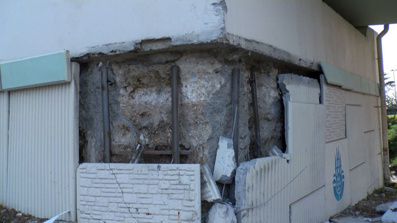 Bakırköy’de çevik kuvvet otobüsü üst geçide çarptı - Resim: 1