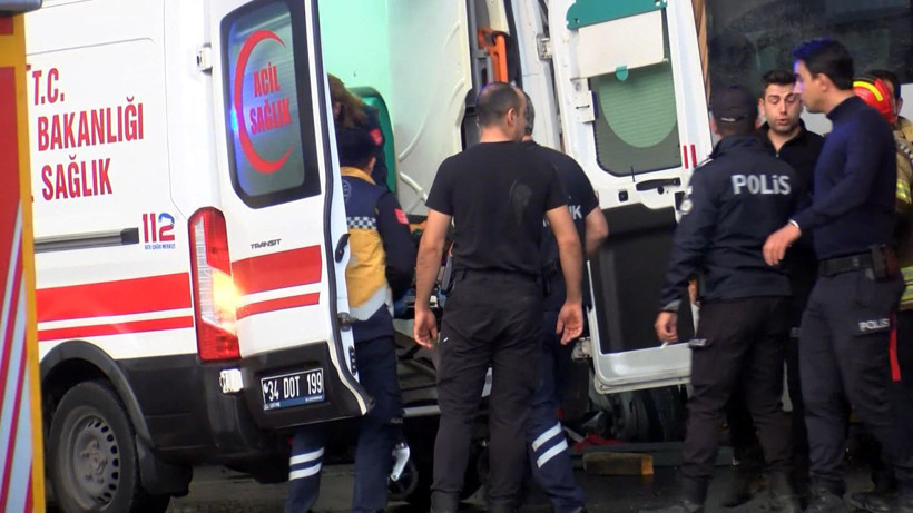 Bakırköy’de çevik kuvvet otobüsü üst geçide çarptı - Resim: 3